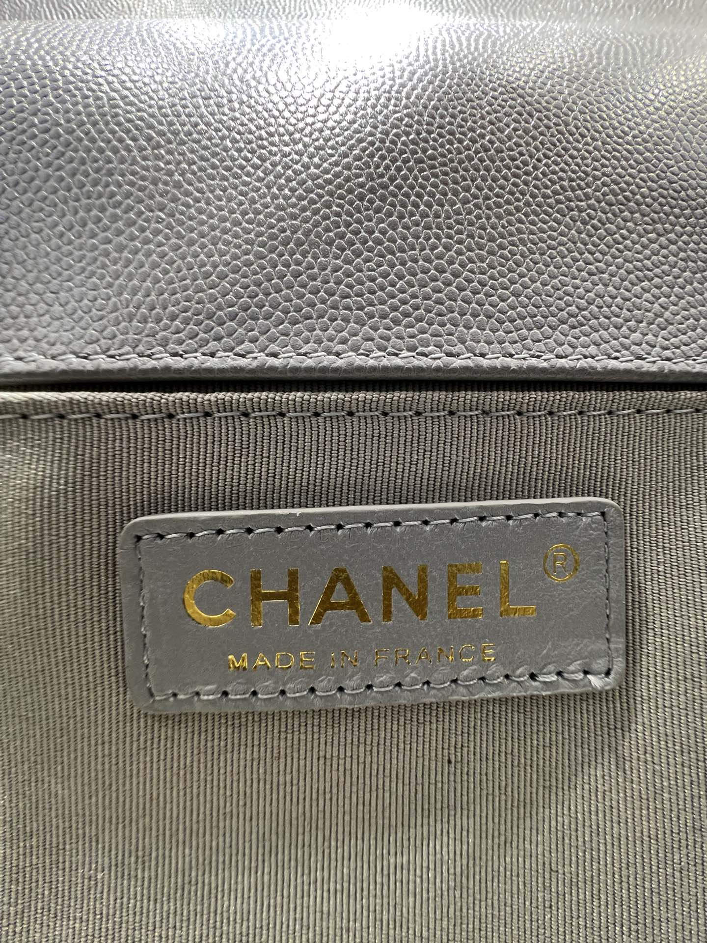 BOY BAG MEDIUM 25 GRIS CAVIAR MÉTAL DORÉ