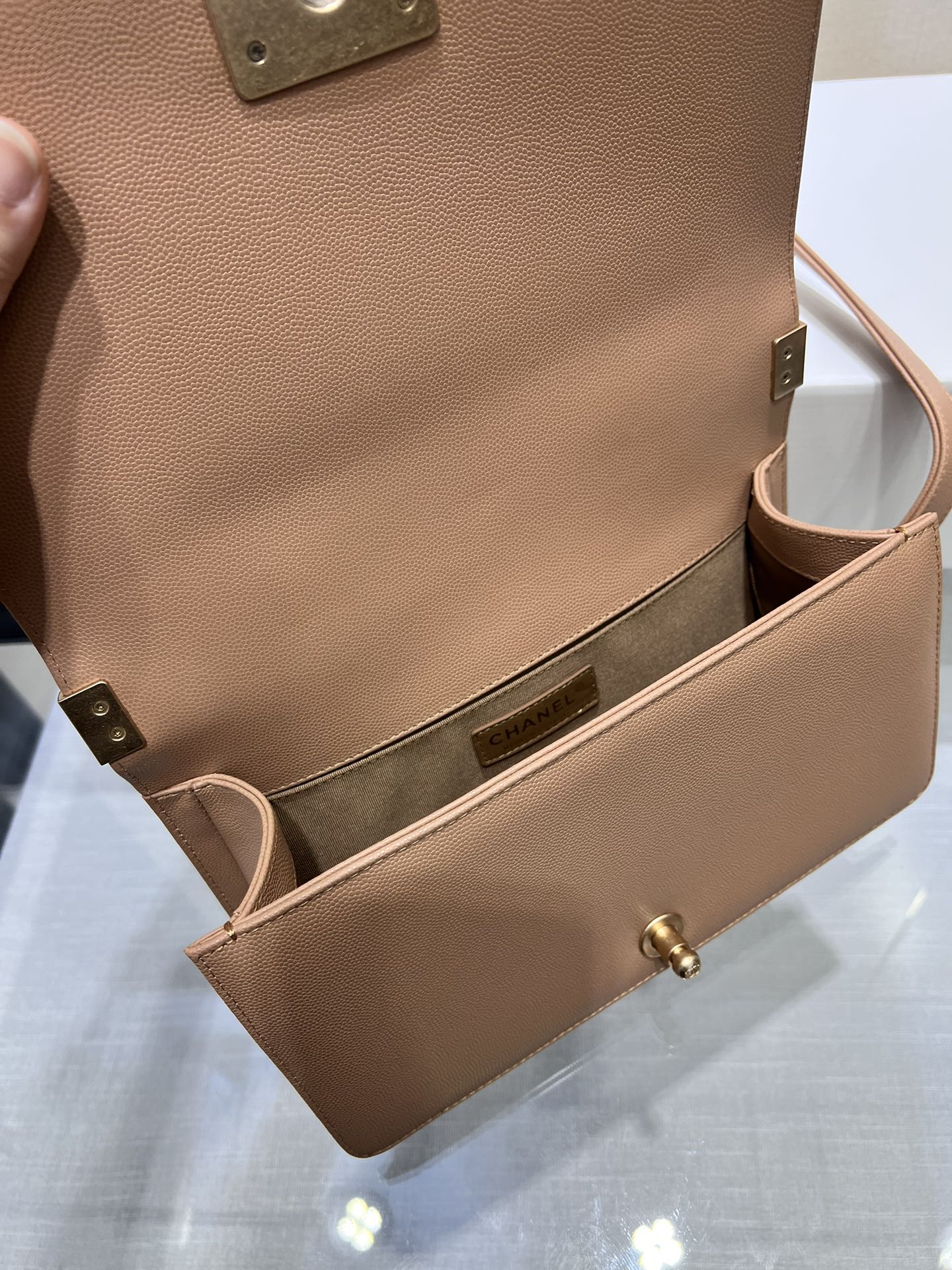 SAC BOY MOYEN 25 CUIR CAVIAR MARRON MÉTAL DORÉ