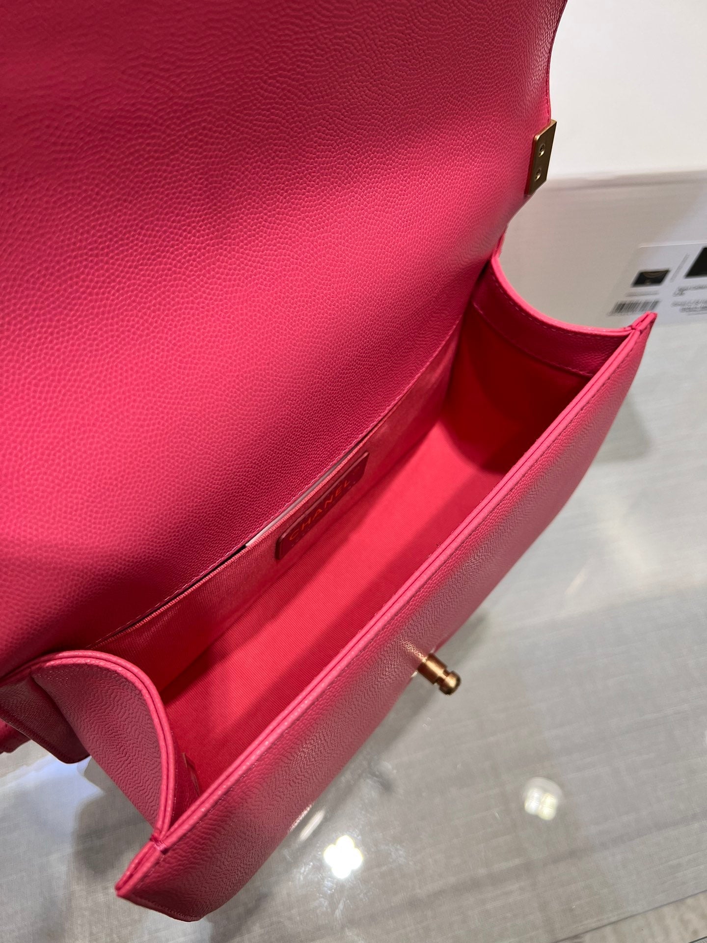 SAC BOY MEDIUM 25 ROUGE CAVIAR MÉTAL DORÉ