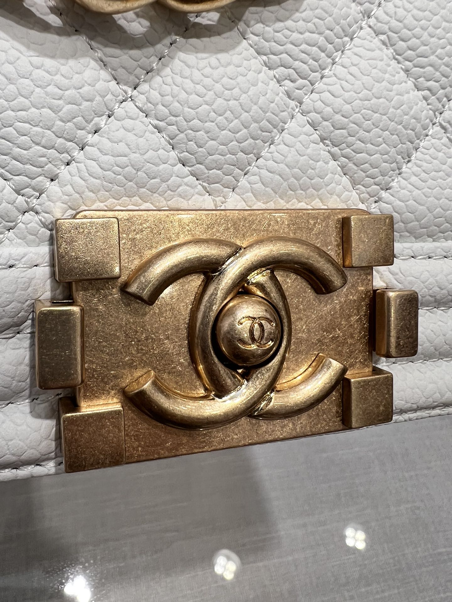 SAC BOY MOYEN 25 CAVIAR BLANC MÉTAL DORÉ