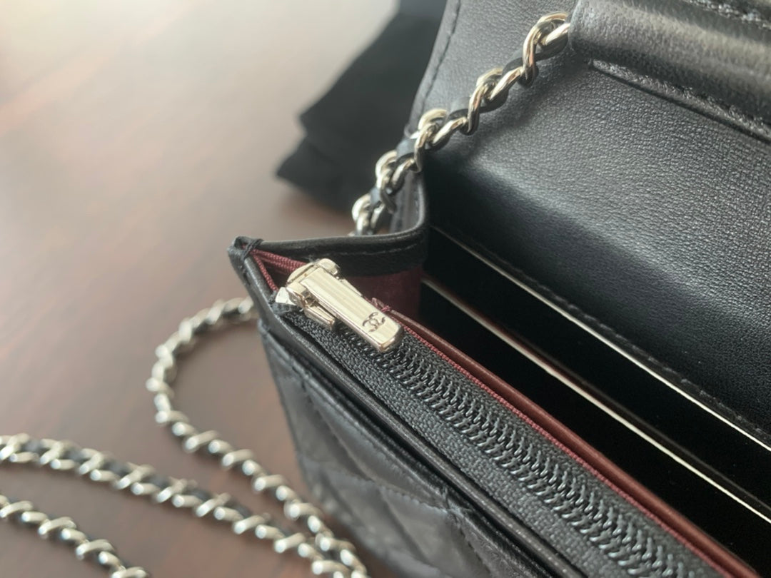 MINI PORTEFEUILLE CLASSIQUE CC 19 AVEC CHAÎNE EN AGNEAU NOIR ET ACCASTILLAGE ARGENTÉ