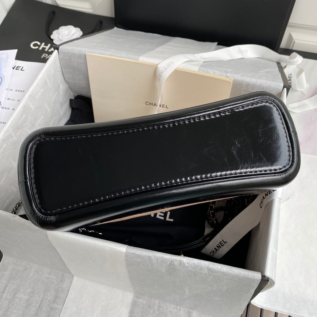 SAC HOBO MOYEN CC GABRIELLE 28 EN MÉLANGE DE CUIR DE VEAU NOIR ET BEIGE AMANDE