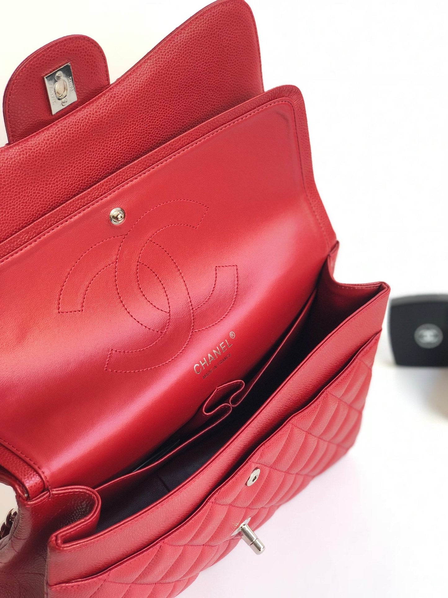 SAC À RABAT JUMBO 30CM ROUGE CAVIAR MÉTAL ARGENTÉ