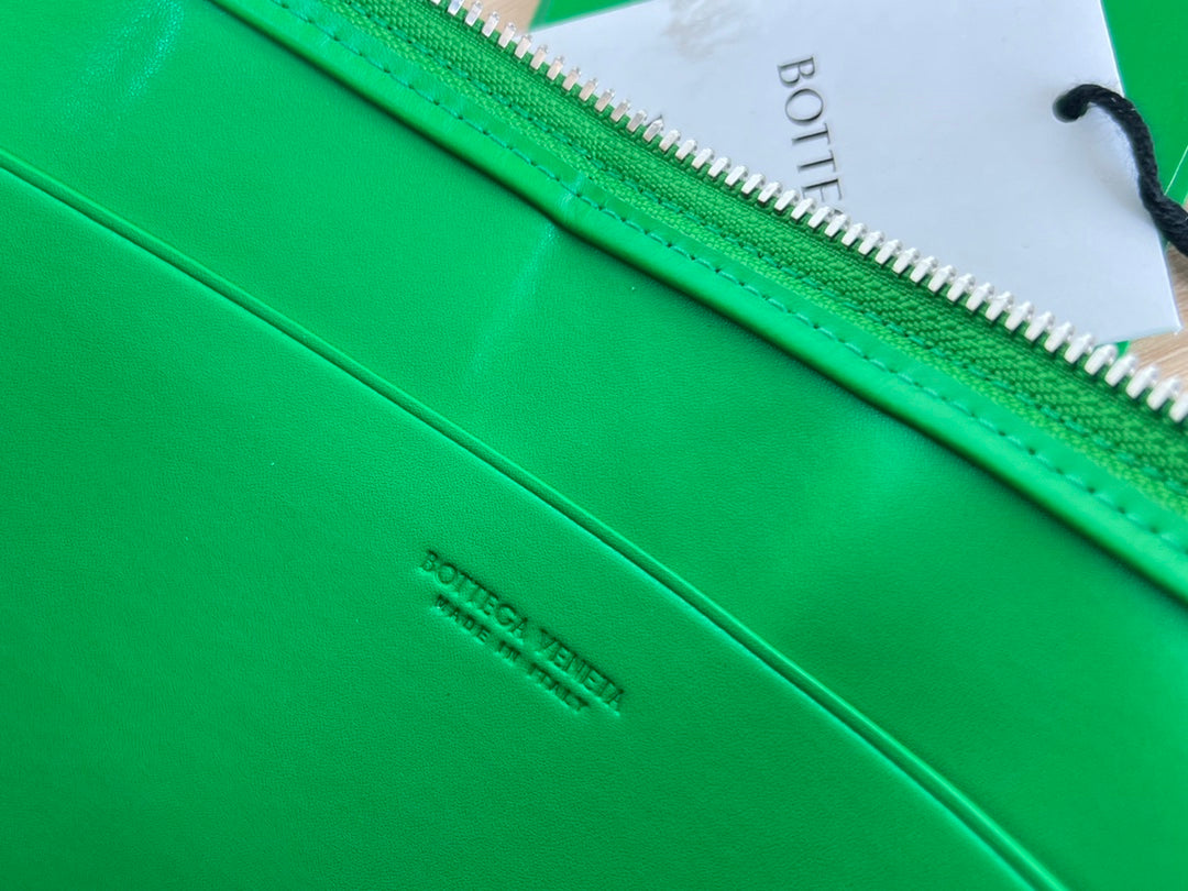 GRANDE POCHETTE CASSETTE EN CUIR DE VEAU VERT MALACHITE