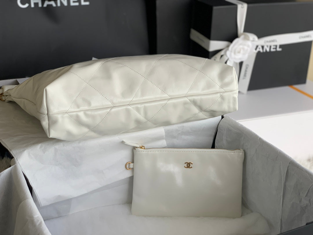 SAC À MAIN CC LARGE 42 EN CUIR DE VEAU BRILLANT BLANC ET QUINCAILLERIE DORÉE