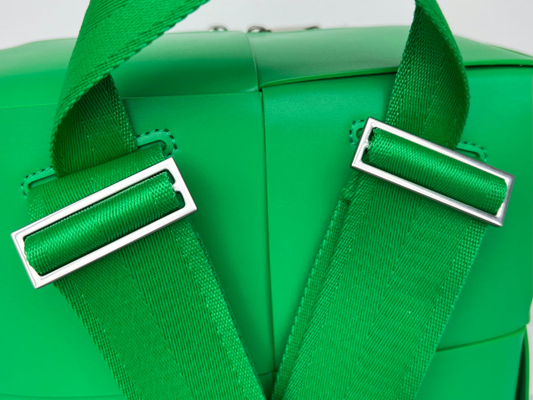 SAC À DOS TRESSÉ 34 EN AGNEAU VERT ÉMERAUDE