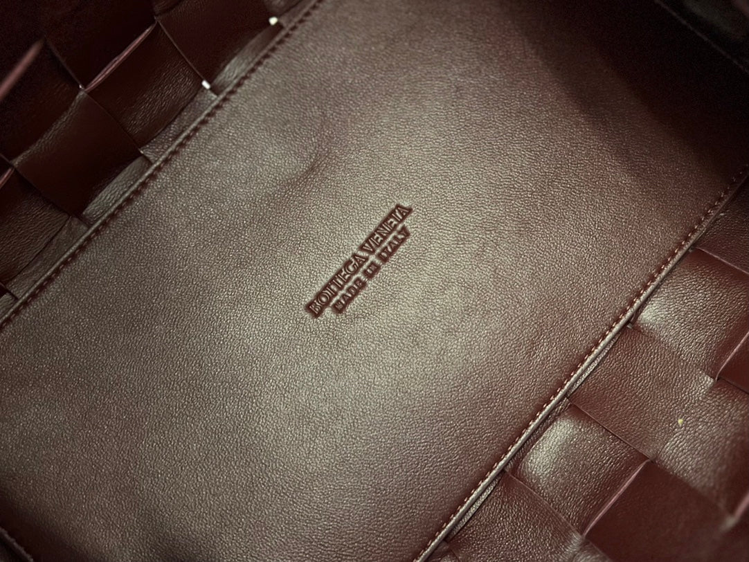 SAC À BANDOULIÈRE MOYEN 28 EN CUIR D'AGNEAU MARRON CHOCOLAT