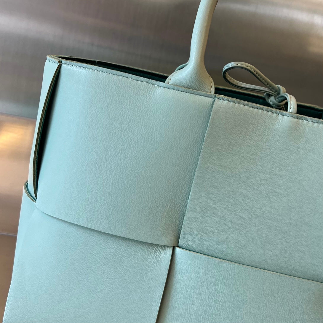 PETIT SAC TOTE ARCO 30 EN CUIR D'AGNEAU MORNING GLORY