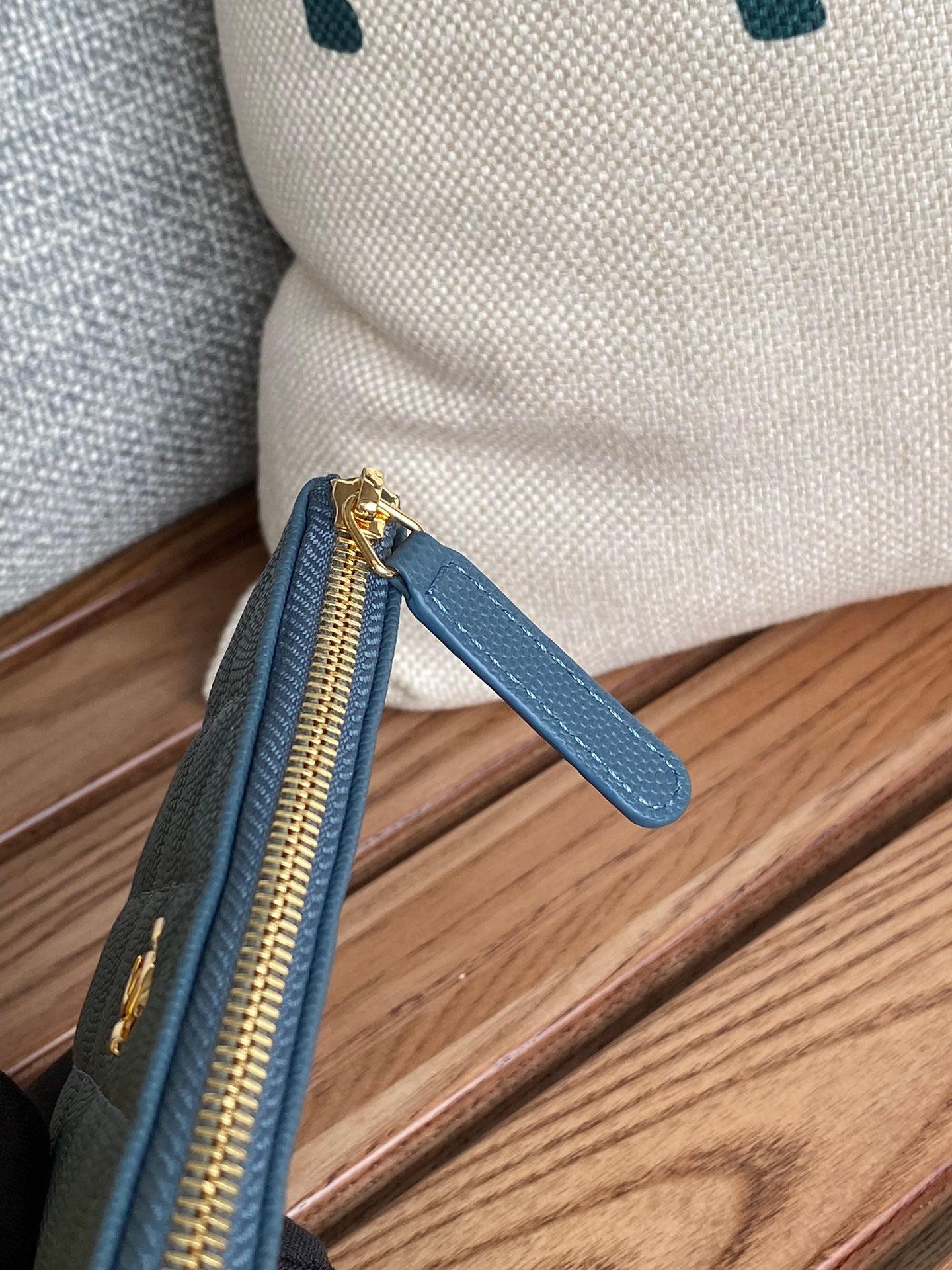 POCHETTE ZIPPÉE CC CLASSIQUE PETITE TAILLE 15 EN CUIR DE VEAU GRAINÉ VERT BLEUTÉ