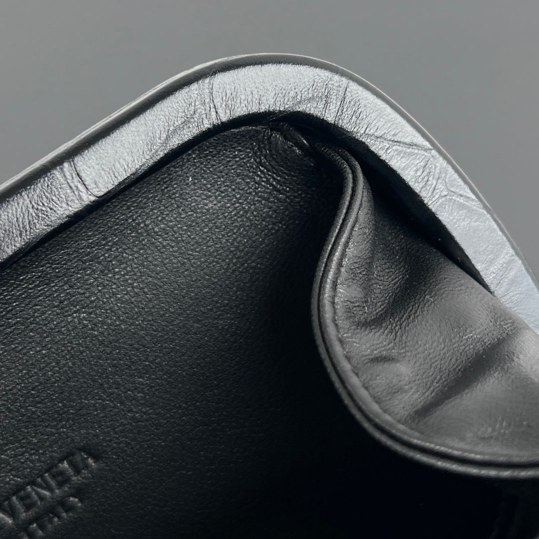 NOEUD 19 EN CUIR DE VEAU NOIR MOTIF CROCODILE