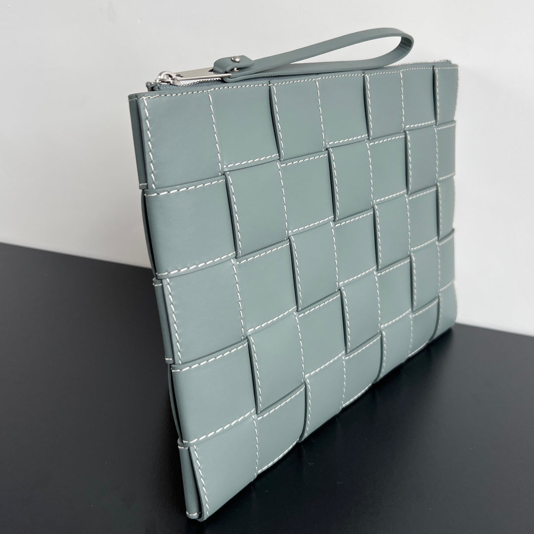 POCHETTE CASSETTE GRANDE TAILLE EN CUIR DE VEAU FUMÉ