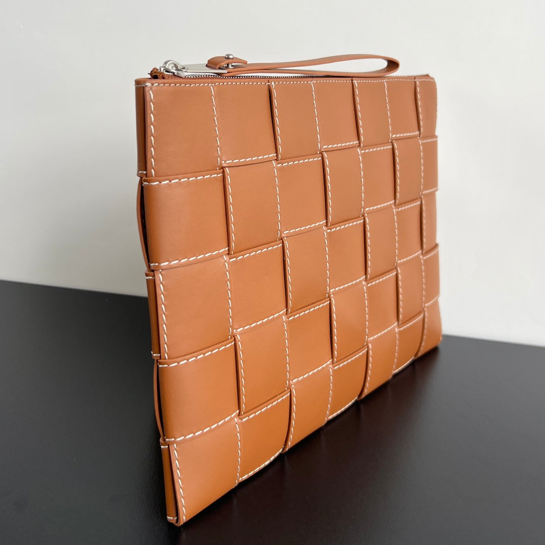 GRANDE POCHETTE CASSETTE 35 EN VEAU TERRE DE SIENNE BRÛLÉE