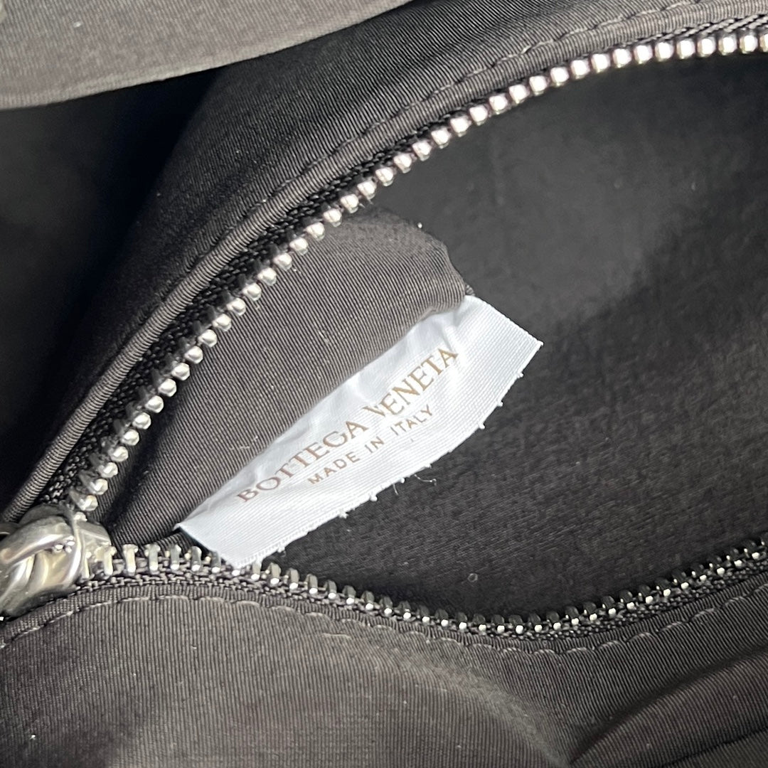 POCHETTE INTRECCIATO 26 EN CUIR DE VEAU NOIR