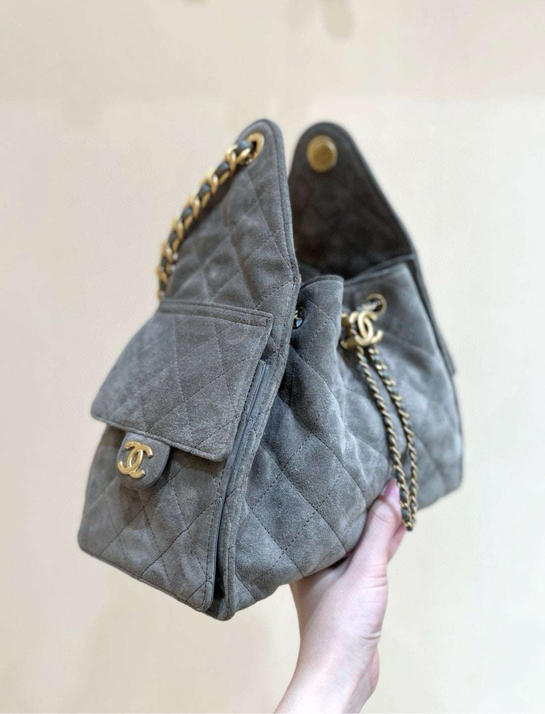 SAC À MAIN CC 25 EN DAIM GRIS 30 AVEC ACCESSOIRES DORÉS
