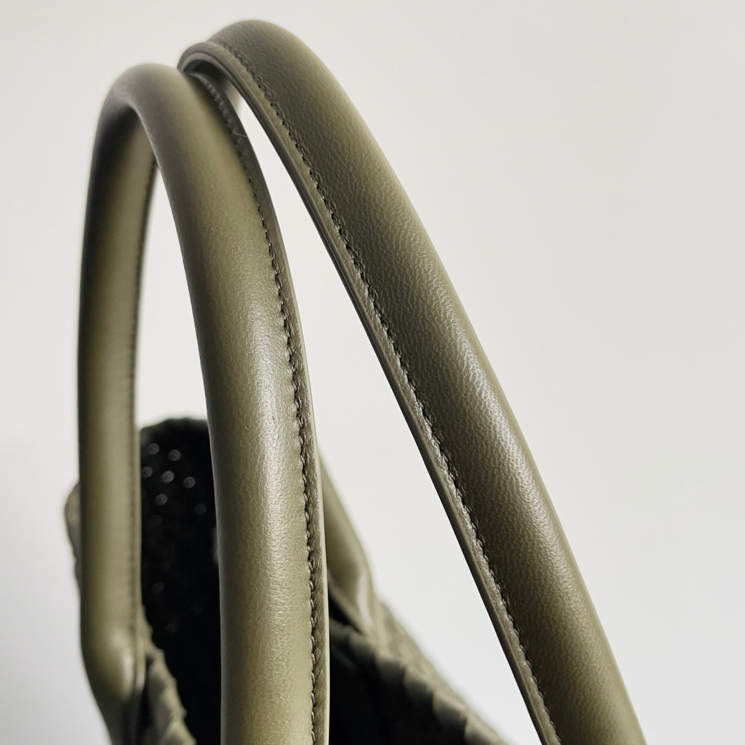 BOTTEGA VENETA GRAND SAC CABAT 25S 51 EN CUIR DE VEAU VERT ARMÉE ET ACCESSOIRES DORÉS
