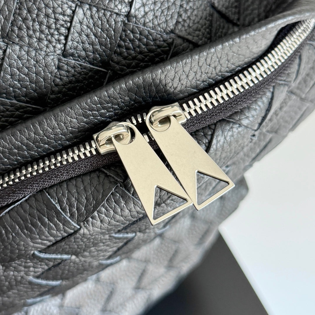 BOTTEGA VENETA 25S SAC INTRECCIATO 46 EN CUIR DE VEAU NOIR MÉTAL ARGENTÉ