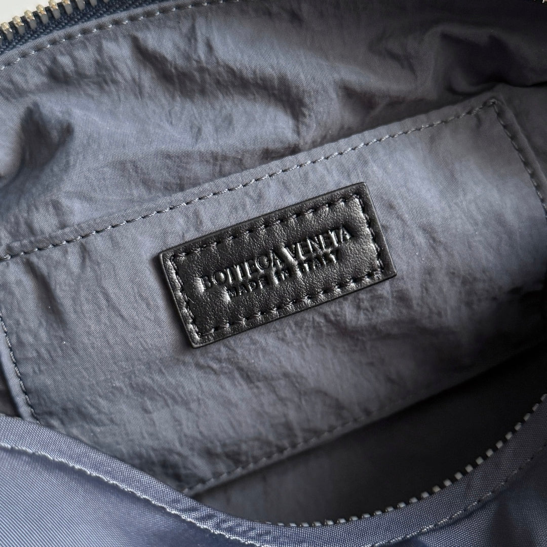 BOTTEGA VENETA 25S TOKYO PETITE TROUSSE DE TOILETTE 20 EN NYLON SHADOW