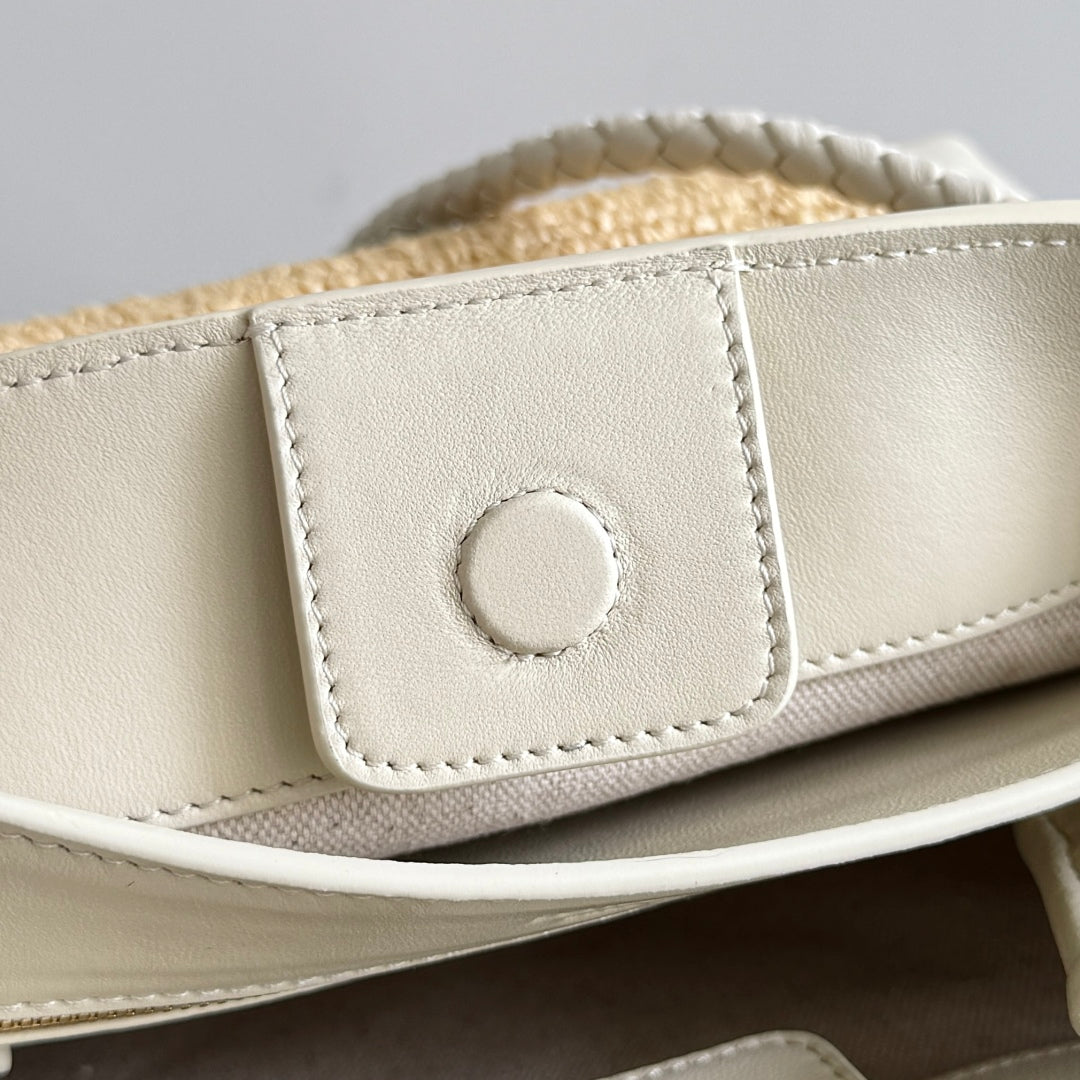 BOTTEGA VENETA 25S PETIT ANDIAMO 25 EN CUIR DE VEAU ET RAPIA IVOIRE