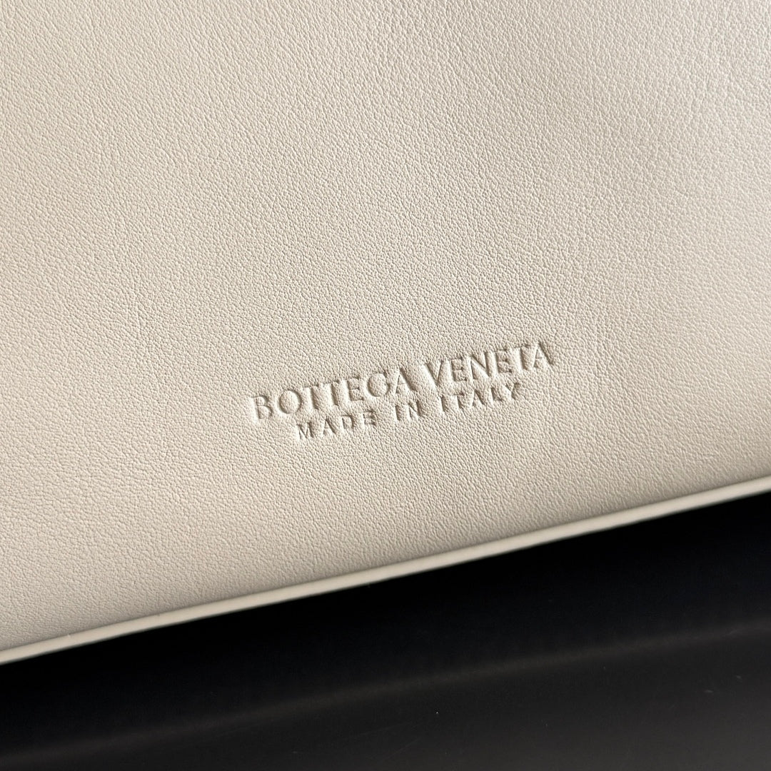 BOTTEGA VENETA 25S SAC CIAO CIAO MEDIUM 26 EN VEAU COULEUR BEIGE CHAUD CLAIR