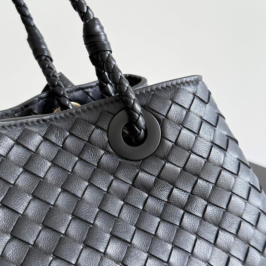 BOTTEGA VENETA SAC PANIER 25S 31 EN CUIR DE VEAU NOIR QUINCAILLERIE DORÉE