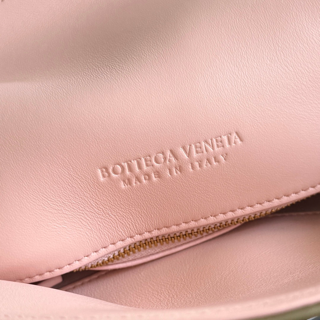 BOTTEGA VENETA SAC LIBERTA MEDIUM 25S 27 EN CUIR DE VEAU VERT OLIVE AVEC ACCASTILLAGE DORÉ