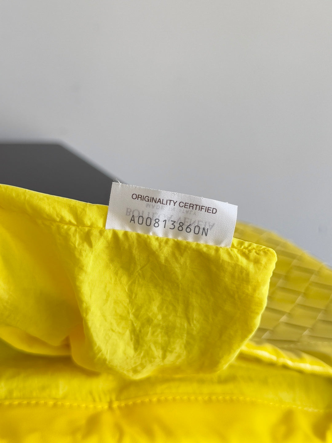BOTTEGA VENETA 25S SAC ANTI-POUSSIÈRE MOYEN 32 EN CUIR DE VEAU JAUNE CITRON