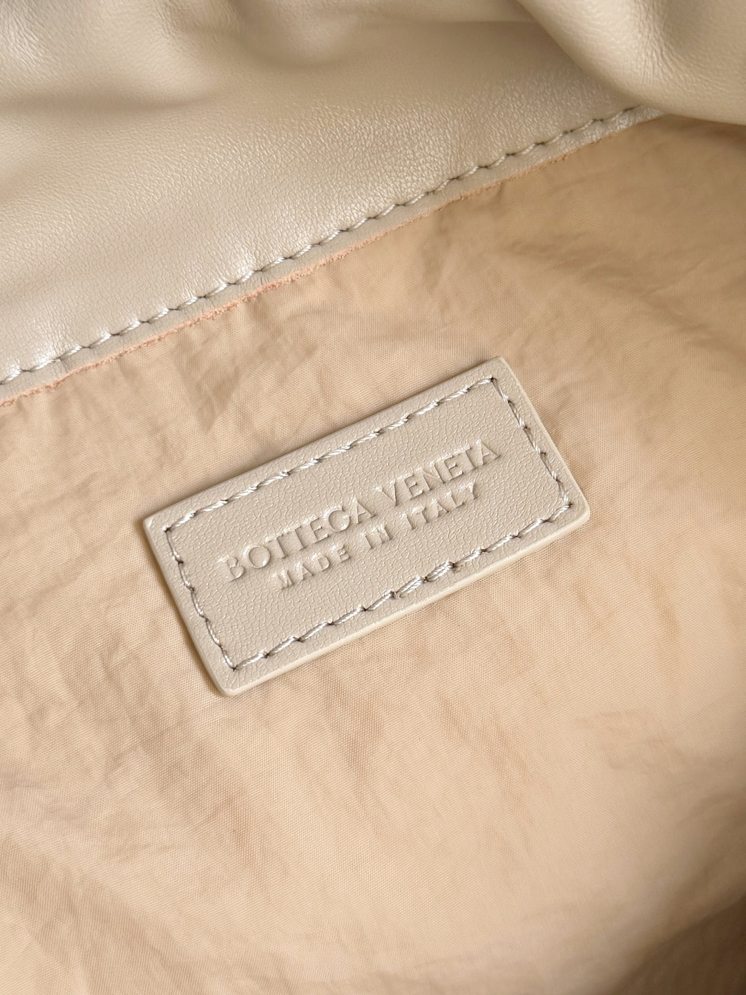 BOTTEGA VENETA 25S HOUSSE DE PROTECTION NOTTE 33 EN CUIR DE VEAU BEIGE CHAUD ACCASTILLAGE DORÉ
