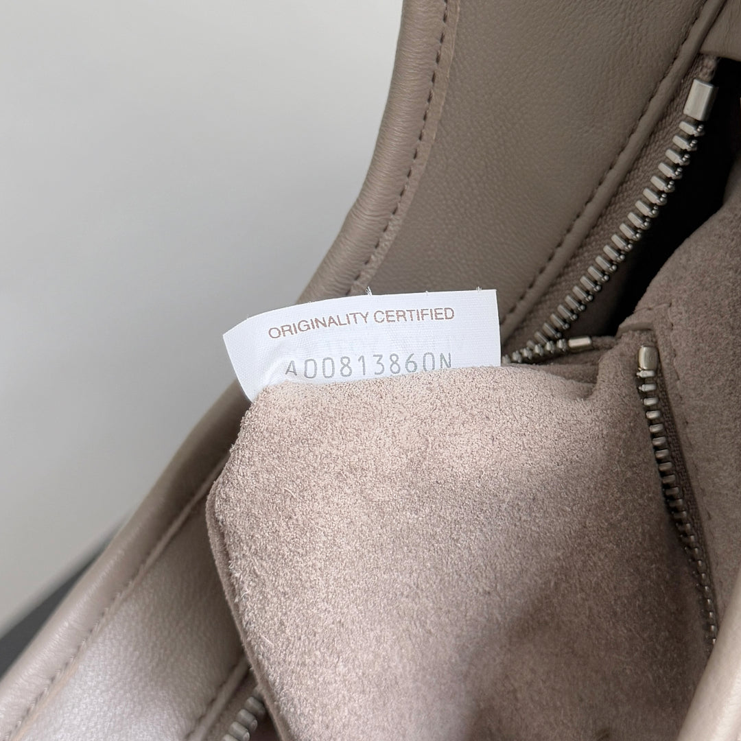 SAC VENETO 27 BOTTEGA VENETA 25S EN CUIR DE VEAU TAUPE CHAUD ET ACCASTILLAGE ARGENTÉ