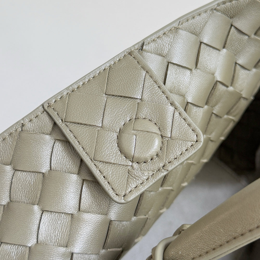 BOTTEGA VENETA 25S MEDIUM ANDIAMO 32 EN CUIR DE VEAU VERT OLIVE ET FINITION DORÉE