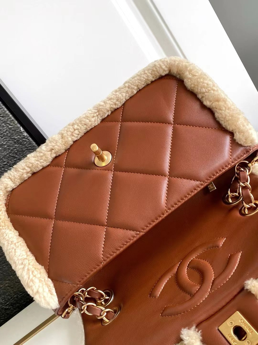SAC À RABAT MOYEN 23 EN LAINE BEIGE ET CUIR DE VEAU ORANGE GINGEMBRE MÉTAL DORÉ