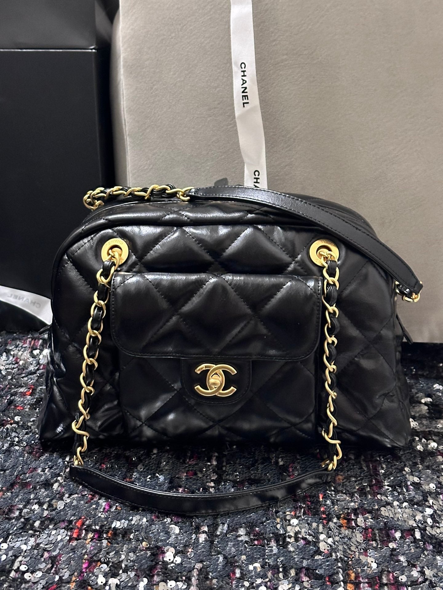 SAC BOWLING 33 EN AGNEAU SOUPLE NOIR MÉTALLERIE DORÉE
