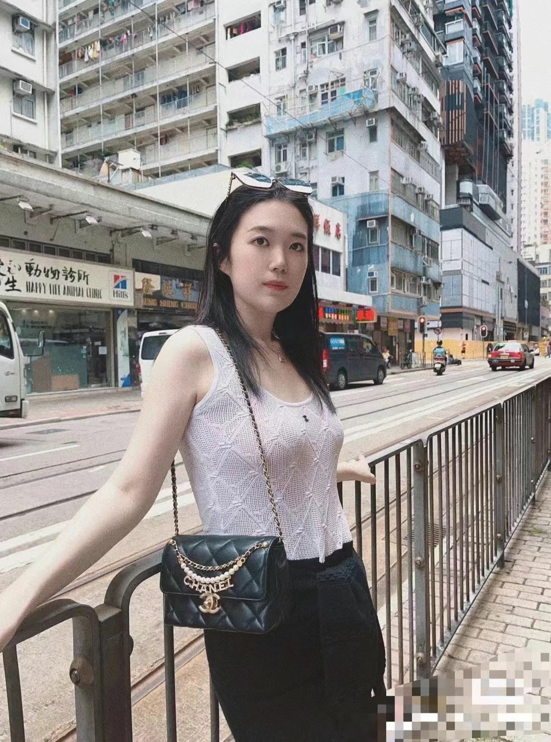 SAC MINI CC 22 À RABAT EN CUIR DE VEAU NOIR QUINCAILLERIE DORÉE AVEC CHAÎNE DE PERLES