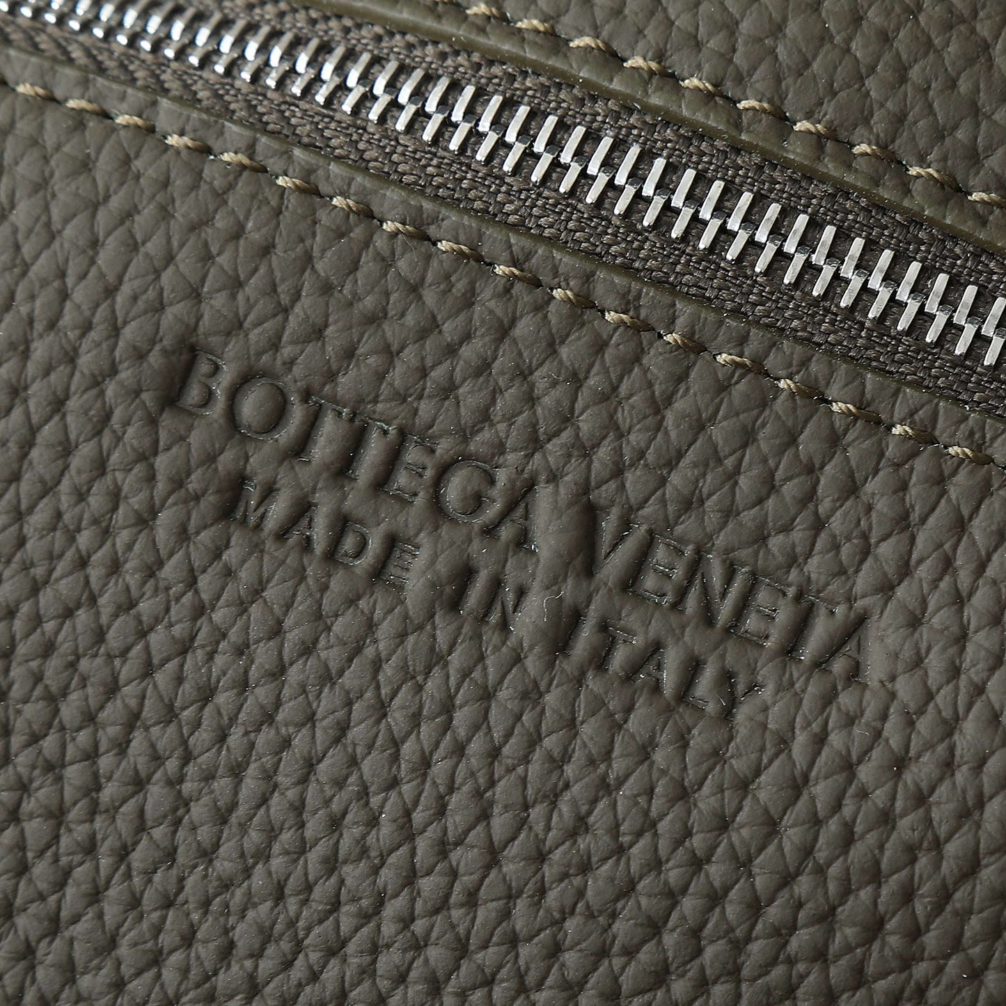 BOTTEGA VENETA DIAGO 22 EN CUIR DE VEAU OLIVE FONCÉ QUINCAILLERIE ARGENTÉE 25S