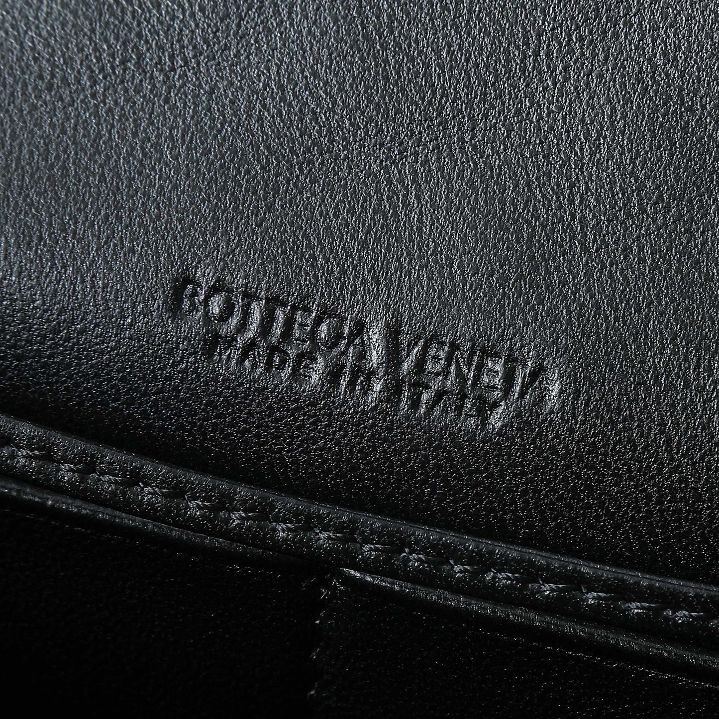 BOTTEGA VENETA 25S POCHETTE ANDIAMO 19 EN CUIR DE VEAU NOIR QUINCAILLERIE DORÉE