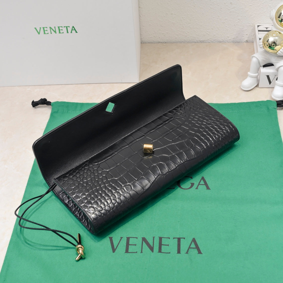 Pochette longue BV Andiamo 31 en cuir de veau crocodile noir avec finitions dorées