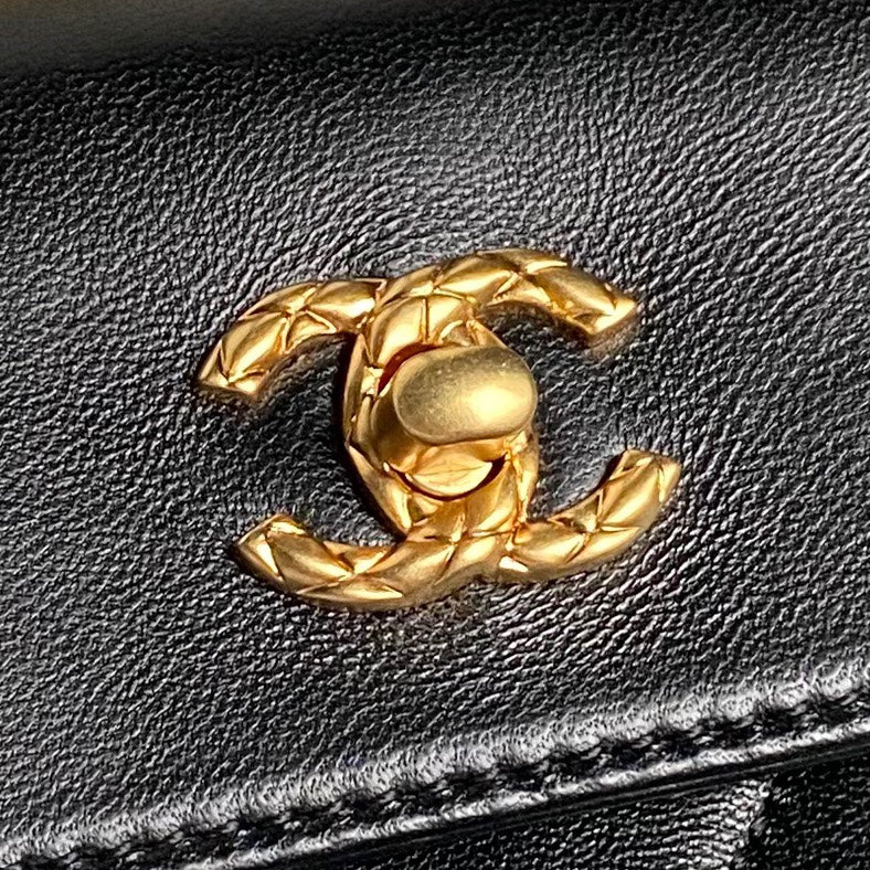 Pochette CLUTCH 34 EN CUIR D'AGNEAU NOIR FINITION MÉTALLIQUE DORÉE