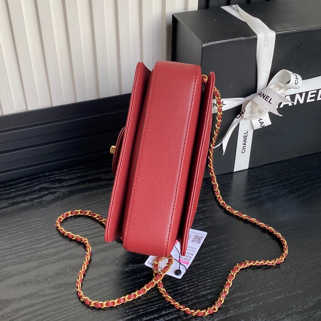 SAC À RABAT STYLE RÉTRO 19 EN CUIR DE VEAU GRAINÉ ROUGE TALON AIGUILLE QUINCAILLERIE DORÉE