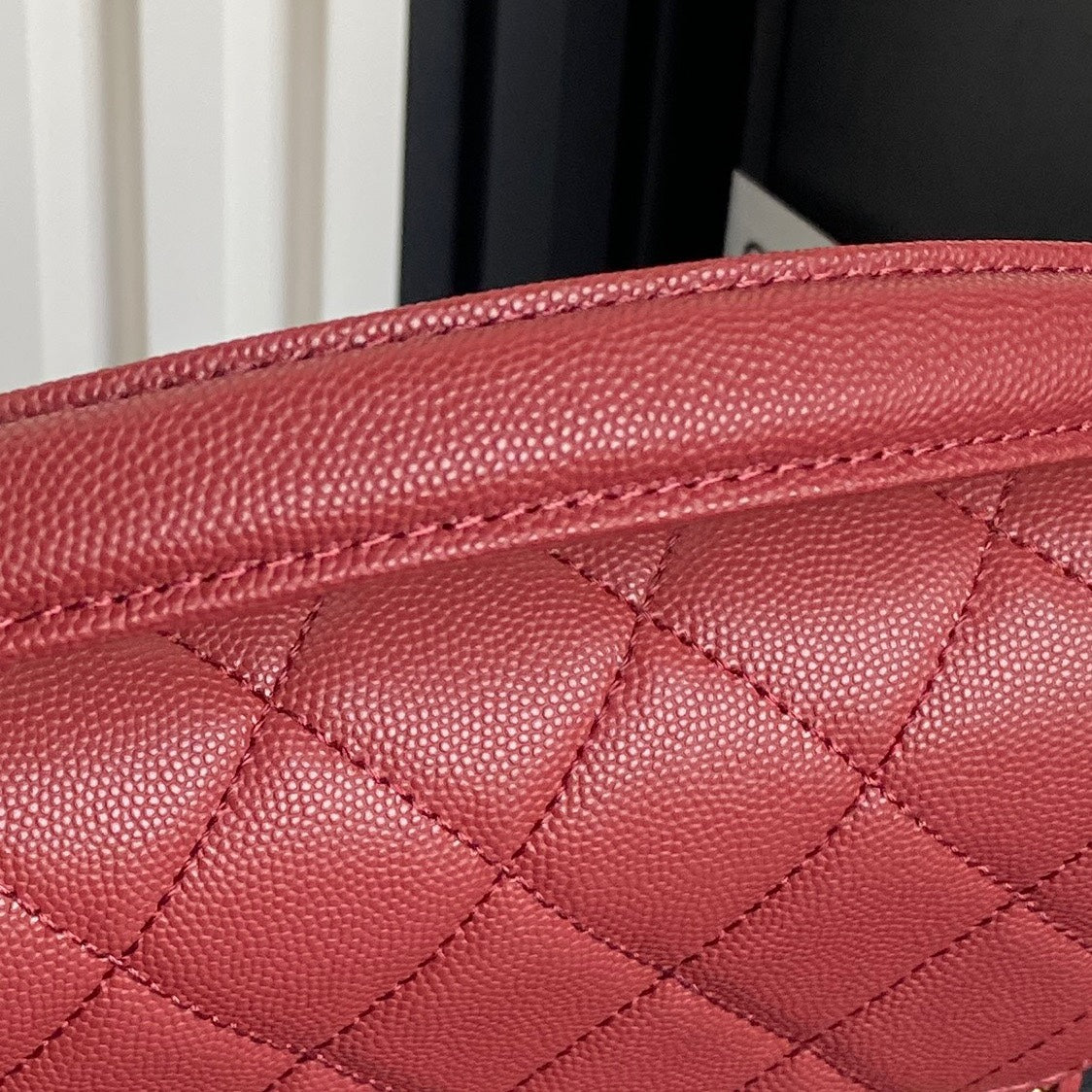 SAC À RABAT STYLE RÉTRO 22 EN CUIR DE VEAU GRAINÉ ROUGE TALON AIGUILLE MÉTAL DORÉ