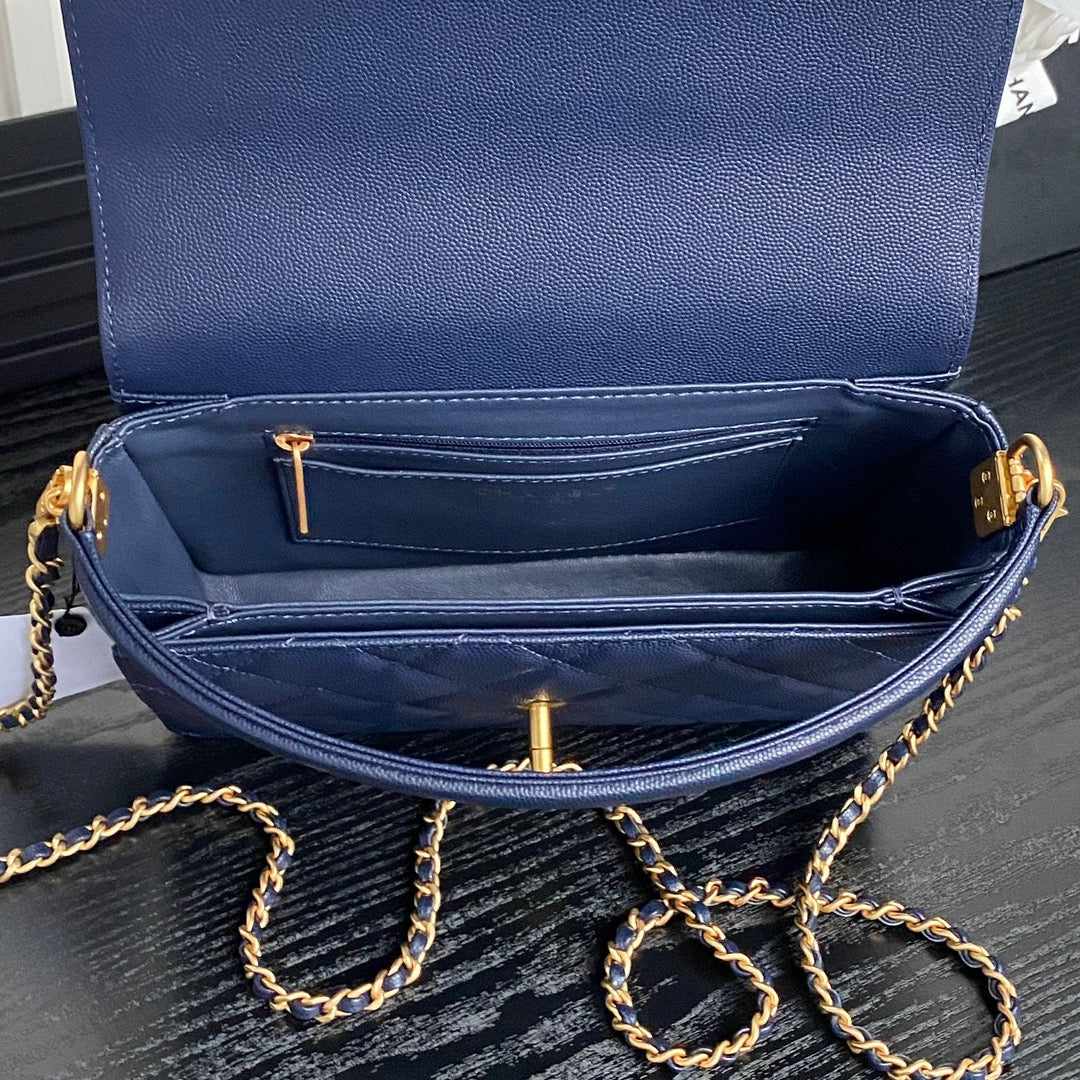 SAC À RABAT RÉTRO 22 EN CUIR DE VEAU GRAINÉ BLEU MARINE FINITION DORÉE