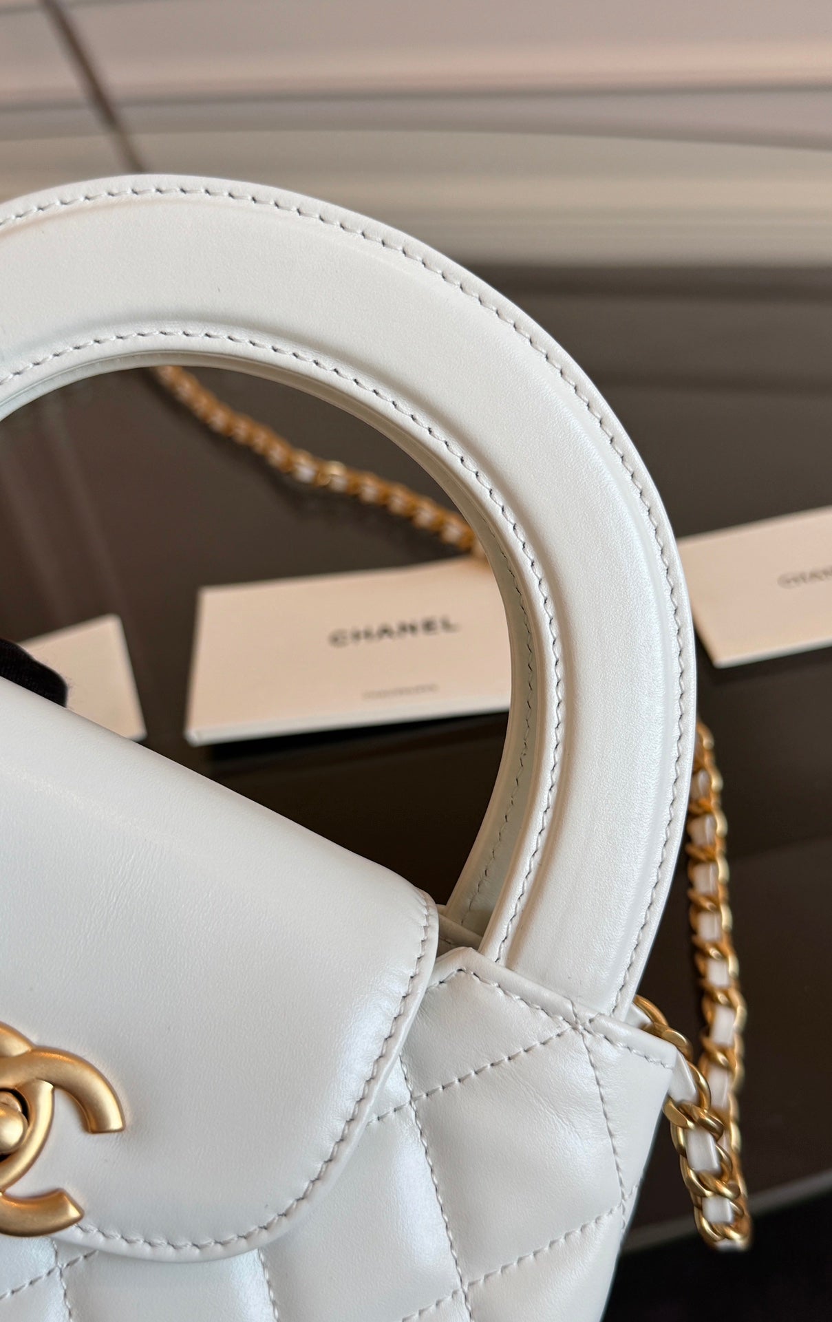 SAC SHOPPING KELLY 19 EN CUIR DE VEAU BLANC MATÉRIEL DORÉ