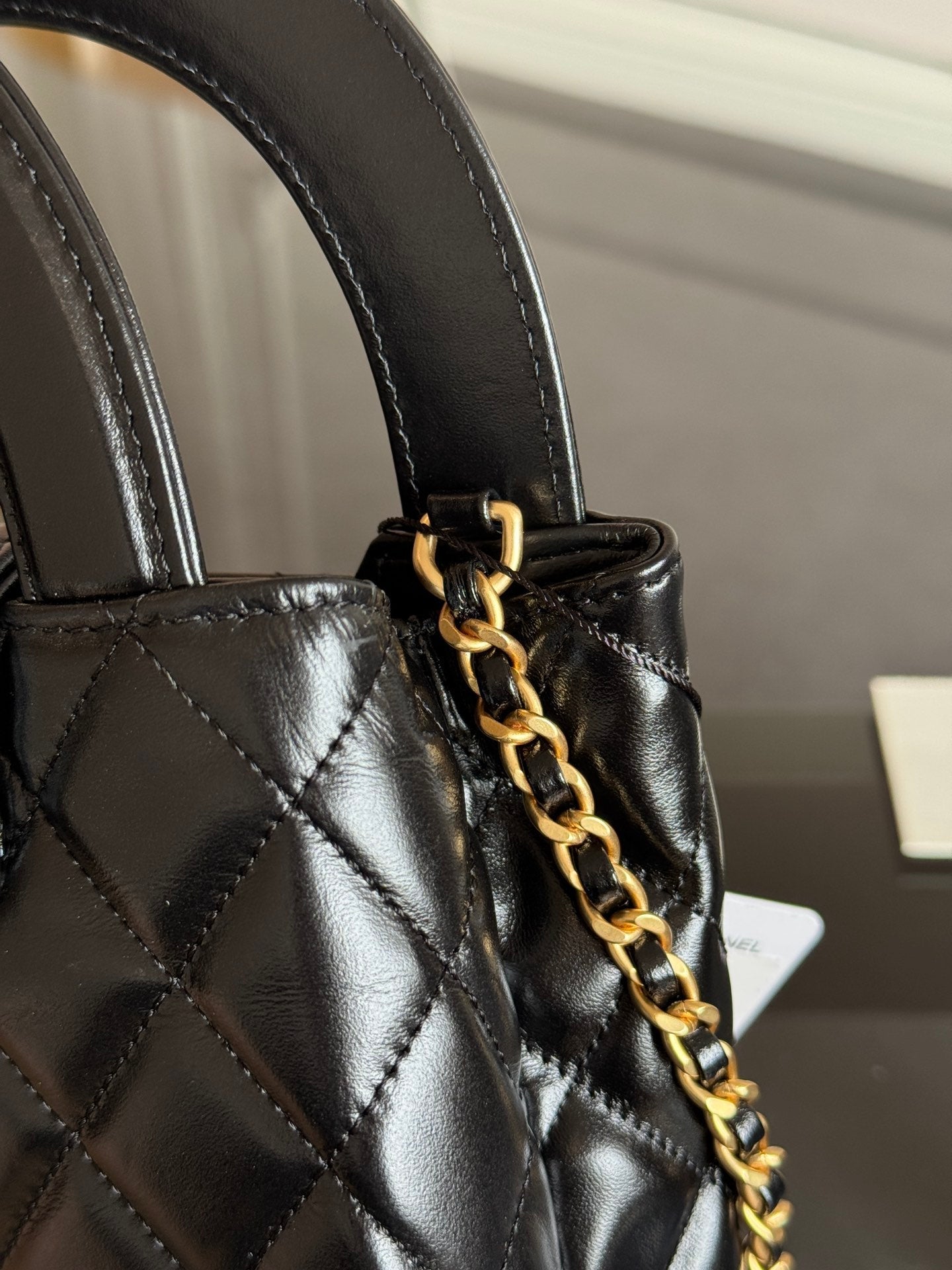 SAC SHOPPING KELLY 19 EN CUIR DE VEAU NOIR MÉTAL DORÉ