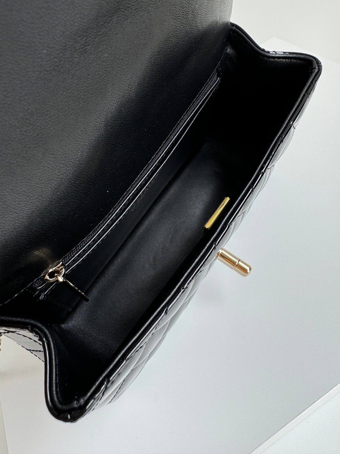 MINI SAC À RABAT 20 EN CUIR DE VEAU LUSTRÉ NOIR MÉTAL DORÉ