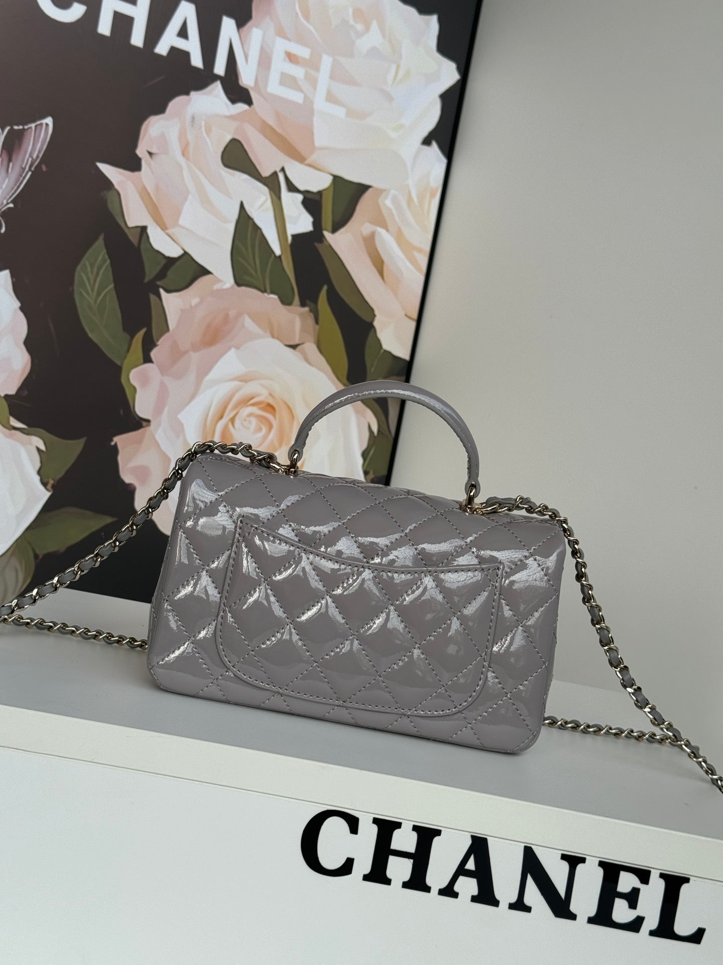 MINI SAC À RABAT 20 EN CUIR DE VEAU LUSTRÉ GRIS CLAIR AVEC ACCESSOIRES MÉTALLIQUES DORÉS
