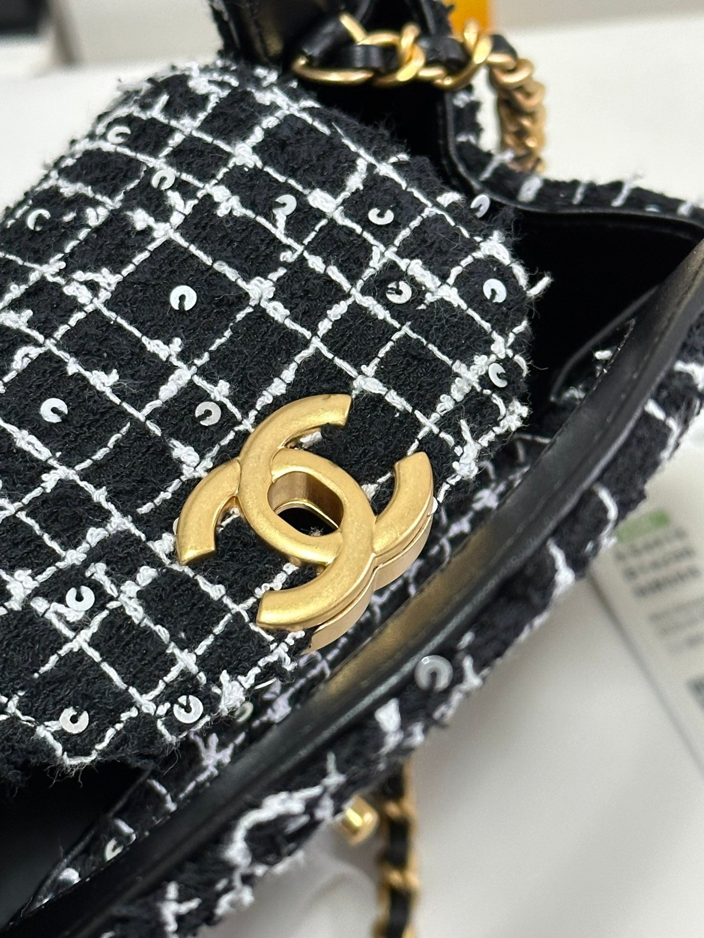 SAC DE COURSES KELLY 19 EN TWEED NOIR MÉLANGÉ BLANC AVEC QUINCAILLERIE DORÉE