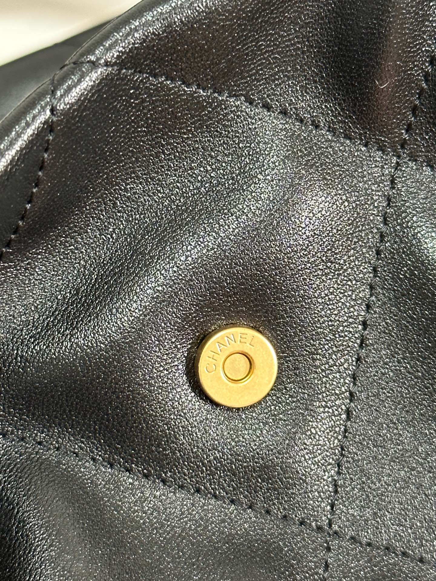 SAC CABAS MAXI 36 EN AGNEAU NOIR MÉTALLISÉ DORÉ