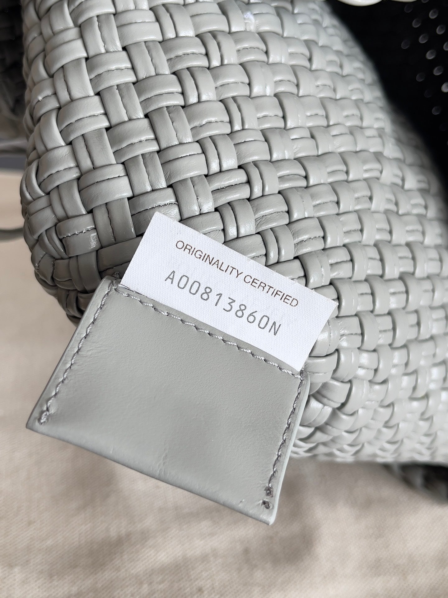 SAC ÉPAULE TOSCA 27 EN AGNEAU GRIS AGATE AVEC DÉTAIL EN PIERRE DALMATE