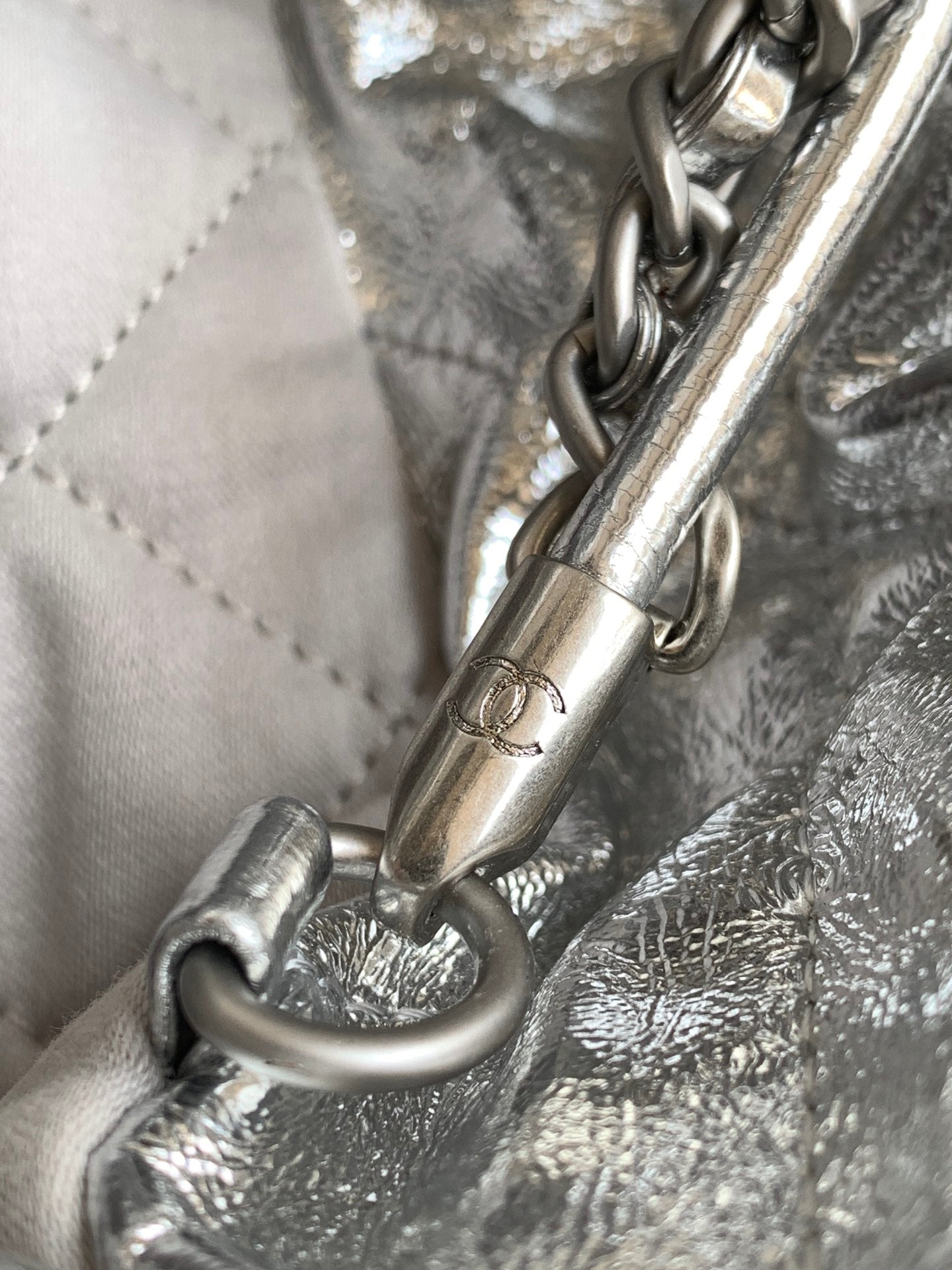 SAC CC 22 EN CUIR DE VEAU BRILLANT ARGENTÉ ET MÉTAL DORÉ