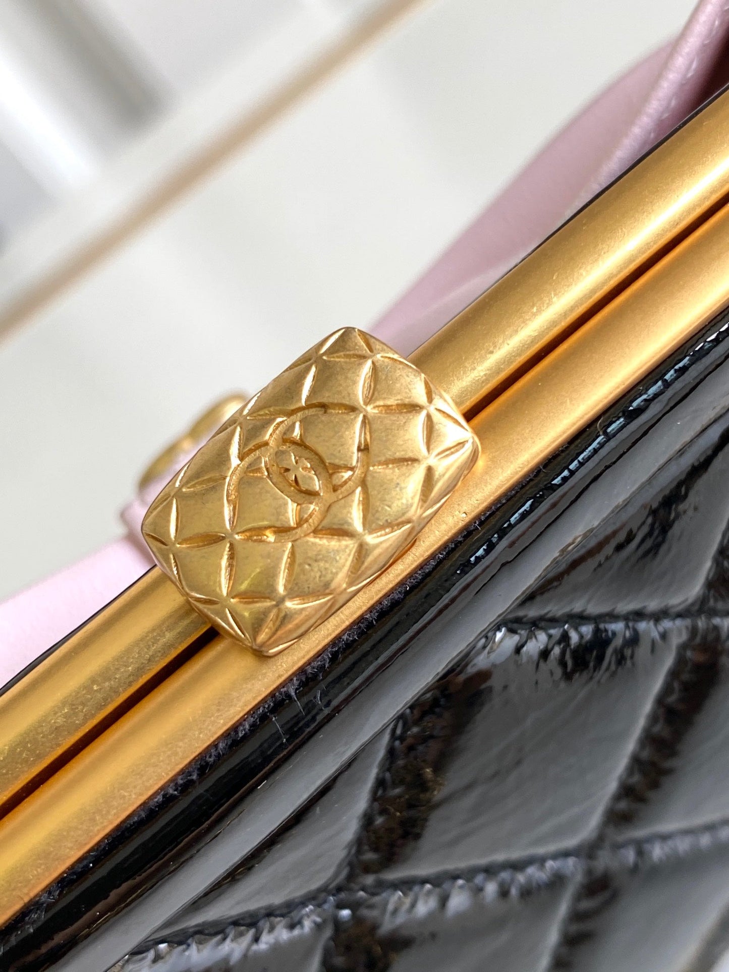 MINI POCHETTE CC 13 AVEC BANDoulière EN AGNEAU NOIR ET NOEUD ROSE