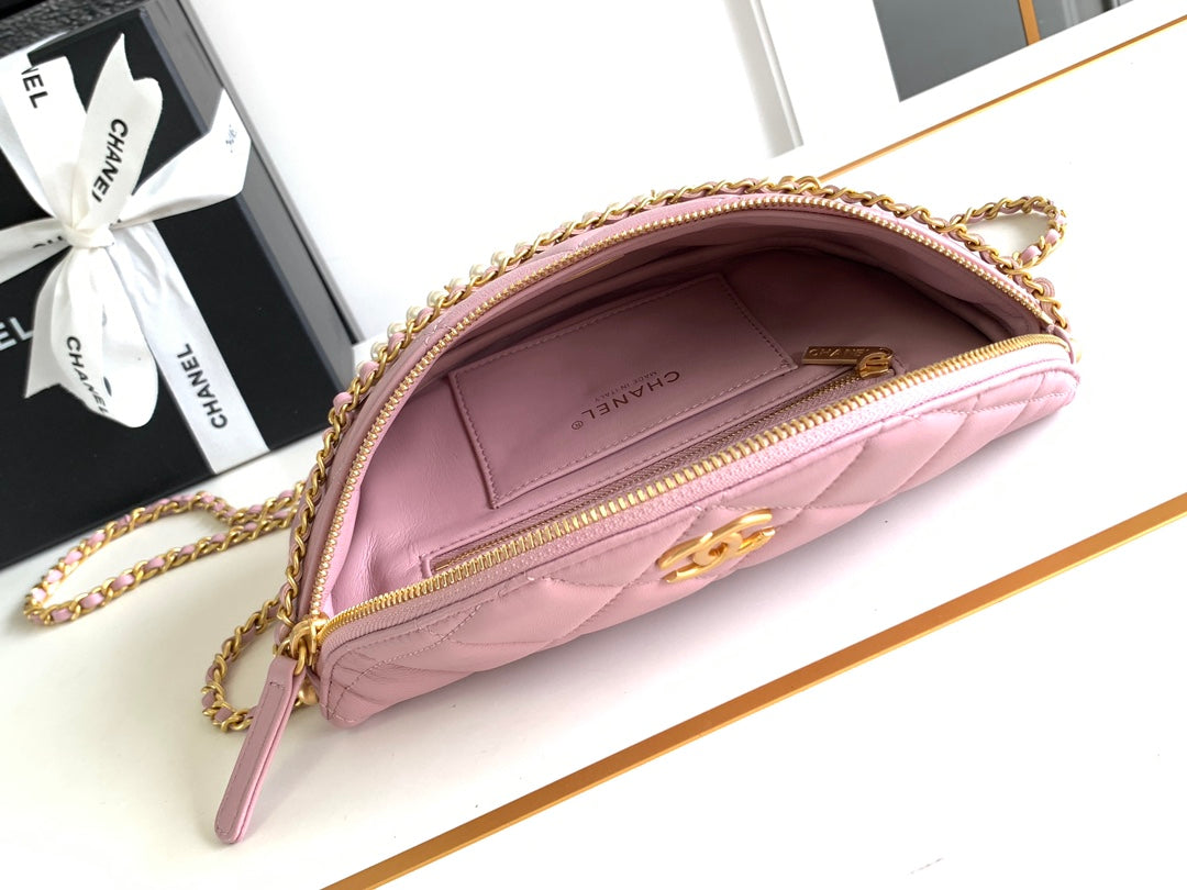 SAC CC WAIST 24 EN CUIR DE VEAU ROSE CLAIR AVEC CHAÎNE DE PERLES ET ACCASTILLAGE DORÉ