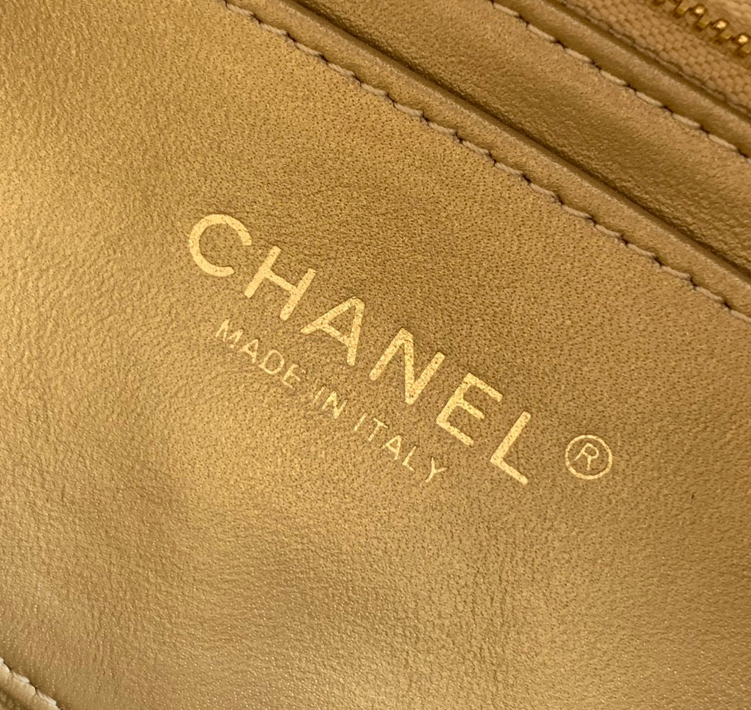 SAC CC WAIST 24 EN VEAU BLANC AVEC CHAÎNE DE PERLES ET ACCASTILLAGE DORÉ